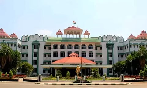 கொடிக்கம்பம் இடையூறு என்றால்..சிலை இடையூறு இல்லையா? ஐகோர்ட்டு சரமாரி கேள்வி