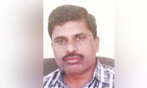 அரசு பள்ளி விழாவில் முன்னாள் அமைச்சரை புகழ்ந்து பேசிய தலைமை ஆசிரியர் பணியிட மாற்ற