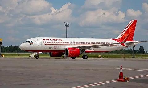 கத்தார் புறப்பட்ட ஏர் இந்தியா விமானத்தில் தொழில்நுட்ப கோளாறு; அவசர அவசரமாக தரையிறக்கம்