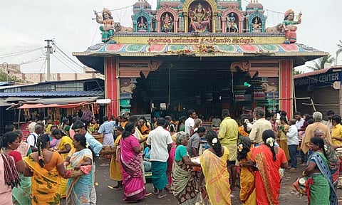நீண்ட வரிசையில் காத்திருந்து சமயபுரம் மாரியம்மனை தரிசனம் செய்த பக்தர்கள்