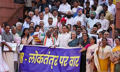 எதிர்க்கட்சிகள் அமளி; பிற்பகல் 2 மணி வரை மக்களவை ஒத்திவைப்பு