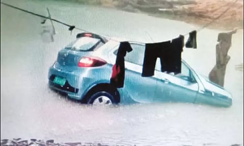 'கூகுள் மேப்' காட்டிய பாதையில் சென்ற கார் குளத்தில் பாய்ந்தது: உயிர் தப்பிய தம்பதி