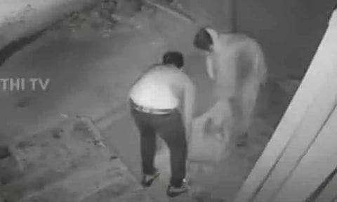 மூதாட்டியை சாலையில் போட்டுச்சென்ற குடும்பம்.. மனதை நொறுக்கிய சோக காட்சி