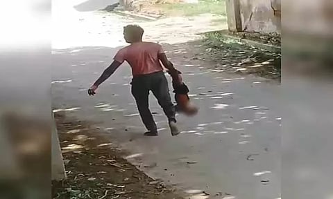 வரதட்சணை கொடுமை... மனைவியை மிரட்ட 8 மாத குழந்தையை தலைகீழாக வீதியில் தூக்கிச் சென்ற நபர்