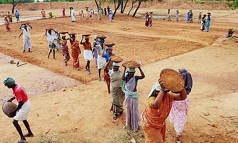 கடந்த 5 ஆண்டுகளில் 100 நாள் வேலை திட்டத்துக்கான நிதி ஒதுக்கீடு சரிவு - அறிக்கையில் தகவல்