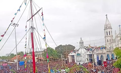 தூத்துக்குடி பனிமயமாதா ஆலய பெருவிழா கொடியேற்றத்துடன் தொடங்கியது