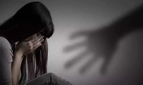 ஆட்டோவுக்காக காத்திருந்த சிறுமியை காரில் கடத்தி பாலியல் வன்கொடுமை