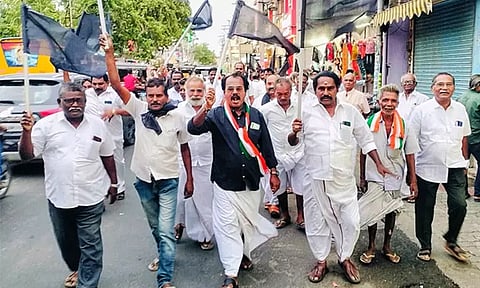 தூத்துக்குடியில் பிரதமர் மோடிக்கு எதிராக கருப்பு கொடி போராட்டம்: காங்கிரஸ் கட்சியினர் கைது