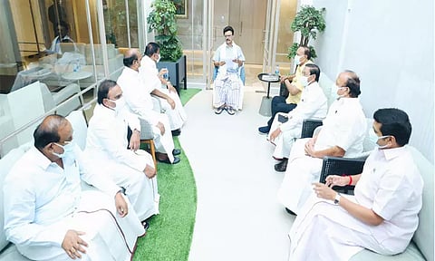 மருத்துவமனையில் தேர்தல் பணிகள் குறித்து நிர்வாகிகளுடன் மு.க.ஸ்டாலின் ஆலோசனை