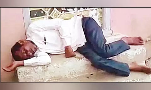 பள்ளி வளாகத்தில் குடிபோதையில் படுத்து தூங்கிய தலைமை ஆசிரியர் பணியிடை நீக்கம்