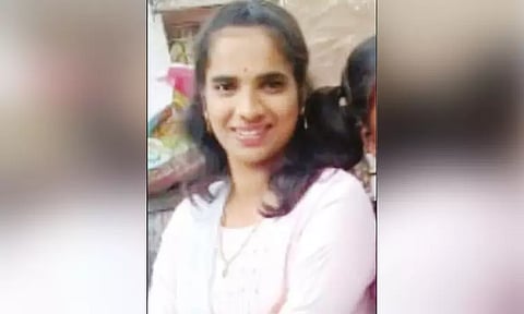 என்னை இப்படி ஏமாற்றி விட்டாயே... காதலன் வீட்டின் முன்பு பெண் போலீஸ் எடுத்த விபரீத முடிவு