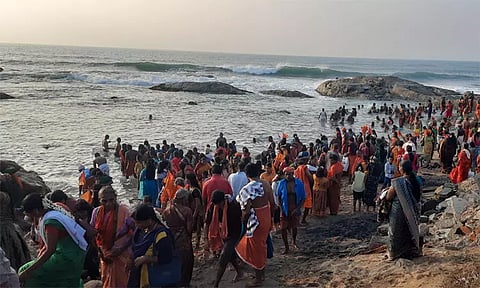 கடலில் புனித நீராடிய பக்தர்கள்