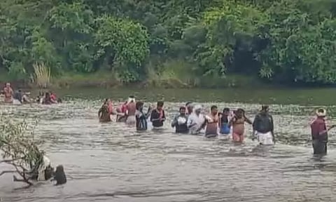 நெல்லை: தாமிரபரணி ஆற்றில் சிக்கிய பக்தர்கள் பத்திரமாக மீட்பு