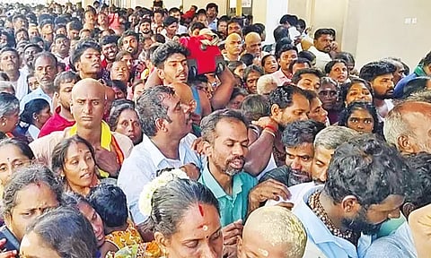 திருச்செந்தூர் கோவிலில் 6 மணி நேரம் காத்திருந்து பக்தர்கள் சாமி தரிசனம்