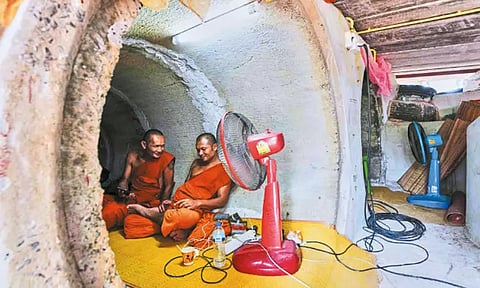 எல்லை மோதல் காரணமாக புத்த துறவிகள் தாய்லாந்தில் ஒரு குகையில் பதுங்கியிருந்த காட்சி