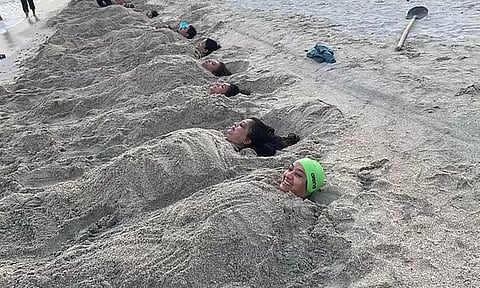 "உடலுக்கு புத்துணர்ச்சியூட்டுகிறது" - சார்ஜாவில் பிரபலமாகும் 'மணல் குளியல்'