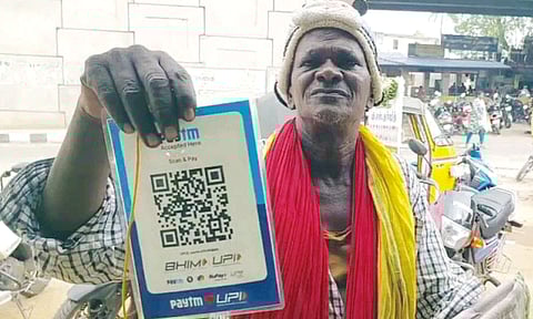 'டிஜிட்டல்' முறையில் பிச்சை எடுக்கும் முதியவர்- வைரலாகும் வீடியோ