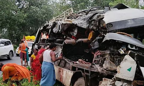 ஜார்க்கண்டில் பேருந்து விபத்து - 18 பக்தர்கள் பலி