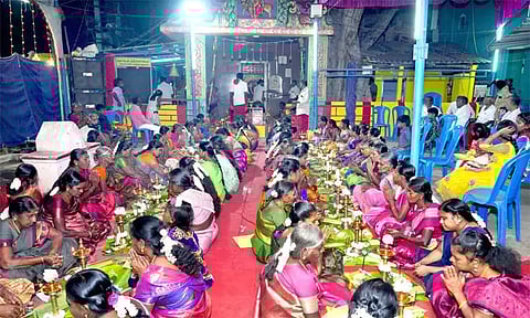 திருவிளக்கு பூஜையில் பங்கேற்ற பக்தர்கள்