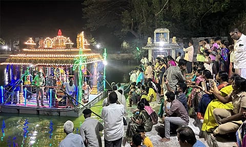 நாகை நீலாயதாட்சியம்மன் கோவிலில் தெப்ப உற்சவம்- திரளான பக்தர்கள் தரிசனம்