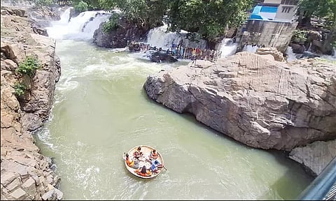 காவிரி ஆற்றில் நீர்வரத்து குறைந்தது: ஒகேனக்கல்லில் பரிசல் இயக்க அனுமதி