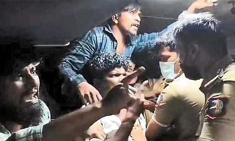 போலீஸ் வேனில் வைத்தே தகாத வார்த்தையில் திட்டி போலீசாரை தாக்கிய கைதிகள் - வீடியோ வைரல்