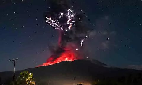 இந்தோனேசியாவில் 20 கிலோமீட்டர் உயரத்துக்கு வெடித்து சிதறிய எரிமலை - விமானங்கள் பறக்க தடை