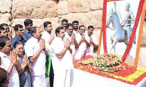 தீரன் சின்னமலை நினைவு தினம்: எடப்பாடி பழனிசாமி மரியாதை