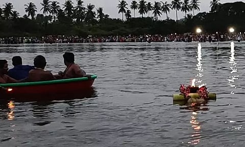 காவிரி ஆற்றில் மோட்ச தீபம்.. ஏராளமான பக்தர்கள் வழிபாடு