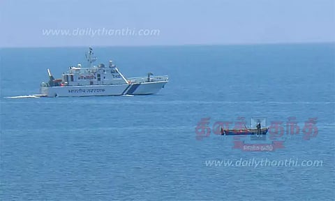 மீனவர்கள் கைது செய்யப்படுவதை தடுக்க கடலோர காவல் படையினர் தீவிர ரோந்து