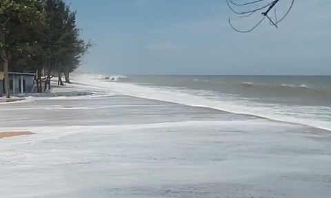 குமரி லெமூர் பீச் பகுதியில் கடல் சீற்றம்: 2-வது நாளாக சுற்றுலாப் பயணிகளுக்கு தடை