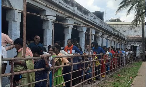 கன்னியாகுமரி பகவதி அம்மன் கோவிலில் தரிசனம் செய்ய காத்திருந்த பக்தர்கள்