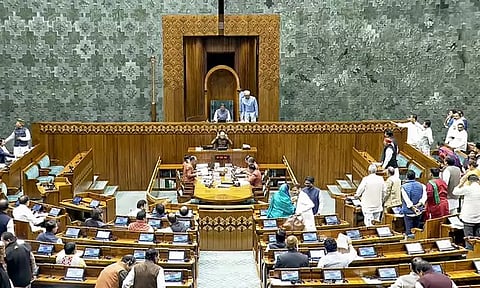 எதிர்க்கட்சிகள் அமளி: இரு அவைகளும் ஒத்திவைப்பு