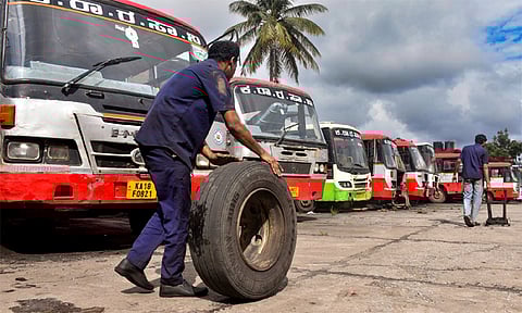 கர்நாடகாவில் பஸ் ஊழியர்கள் வேலை நிறுத்தம்; பயணிகள் அவதி