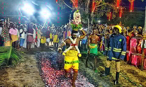 நாகை: வாழ்மங்கலம் திரெளபதி அம்மன் கோவிலில் தீமிதி திருவிழா