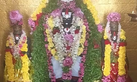 சிறப்பு அலங்காரத்தில் கோம்புப்பாளையம் ஸ்ரீதேவி பூதேவி சமேத சீனிவாச பெருமாள்