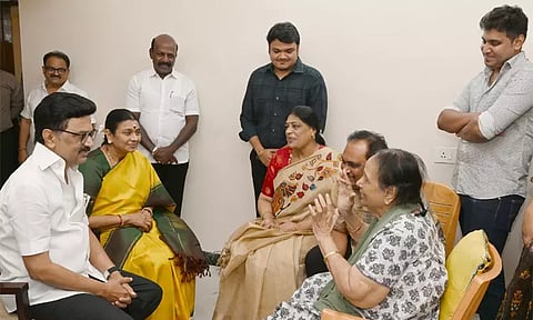 பழம்பெரும் நடிகை எம்.என்.ராஜமை நேரில் சந்தித்து வாழ்த்து தெரிவித்தார் முதல்-அமைச்சர்