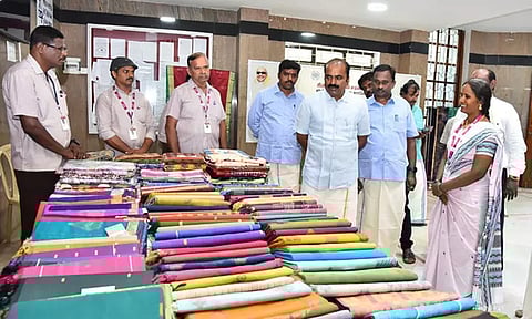 நெல்லையில் தேசிய கைத்தறி தின சிறப்பு கண்காட்சி விற்பனை: கலெக்டர் சுகுமார் தொடங்கி வைத்தார்