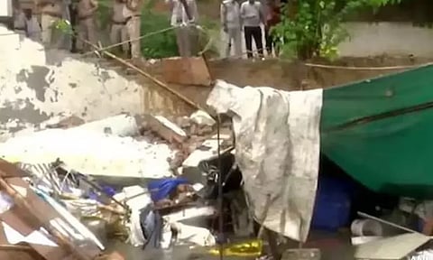 டெல்லியில் கனமழை: சுவர் இடிந்து விழுந்து 8 பேர் உயிரிழப்பு