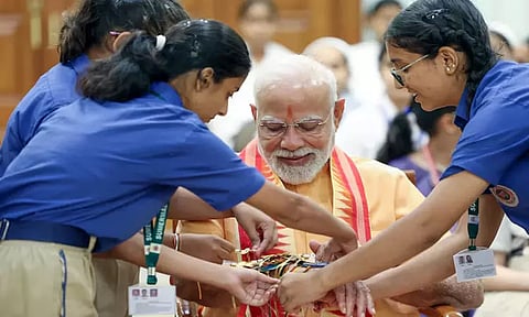 பள்ளிக்குழந்தைகளுடன் ரக்சா பந்தன் கொண்டாடிய பிரதமர் மோடி