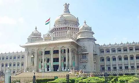 கர்நாடகத்தில் இருமொழி கொள்கையை அமல்படுத்த மாநில அரசுக்கு பரிந்துரை