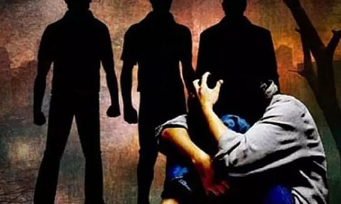 மனநலம் பாதிக்கப்பட்ட இளம்பெண் கூட்டு பலாத்காரம்... சகோதரனுக்கு வீடியோ அனுப்பிய கொடூரம்