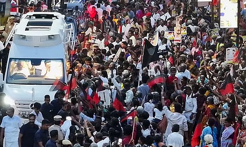 கோவை வந்த முதல்-அமைச்சர் மு.க.ஸ்டாலினுக்கு பிரமாண்ட வரவேற்பு
