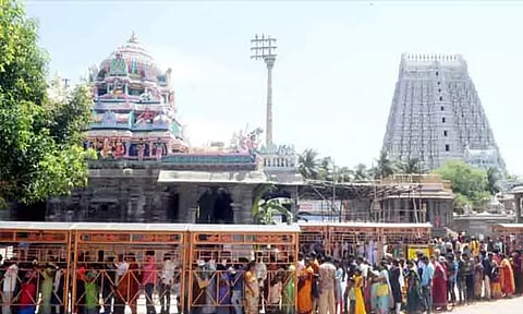 விடுமுறை தினம்: திருவண்ணாமலையில் குவிந்த பக்தர்கள் கூட்டம்