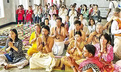 ராமேஸ்வரம் கோவிலில் ஜப்பான் பக்தர்கள் சாமி தரிசனம் - உலக நன்மைக்காக சிறப்பு பூஜை