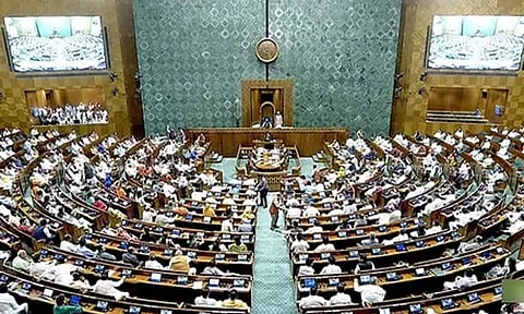 நாடாளுமன்றத்தில் எதிர்க்கட்சிகள் கடும் அமளி: இரு அவைகளும் ஒத்திவைப்பு