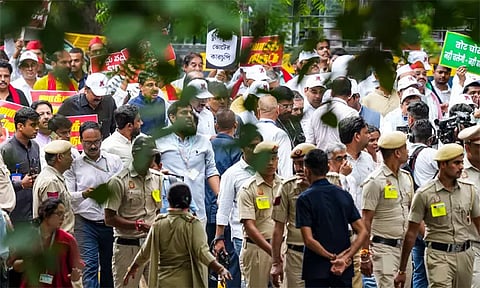 தேர்தல் ஆணையம் நோக்கி பேரணி: இந்தியா கூட்டணி எம்.பி.க்கள் தடுத்து நிறுத்தம்