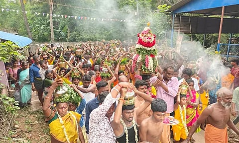 நினைத்ததை முடிக்கும் மகா மாரியம்மன் கோவில் பால் காவடி திருவிழா