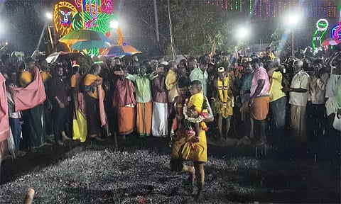 திருவள்ளூரில் தீமிதி விழா: கொட்டும் மழையில் நனைந்தபடி தீ மிதித்த பக்தர்கள்