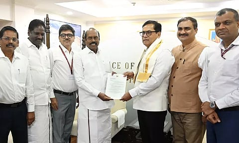 சிறு துறைமுகத் திட்டங்களை விரைவில் செயல்படுத்த வலியுறுத்தி மத்திய மந்திரியிடம் எ.வ.வேலு மனு